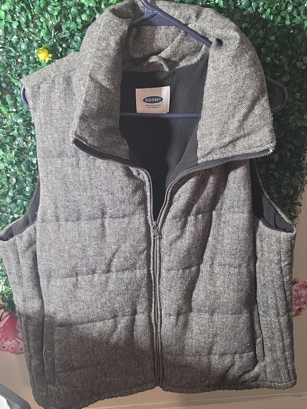 Old Navy Men's Gray Herringbone Quilted Puffer Vest